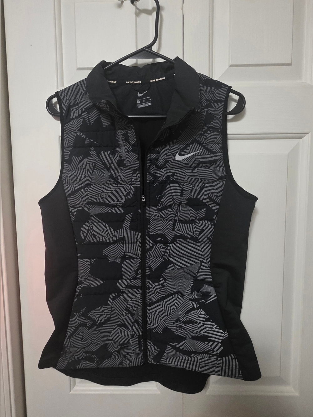 Nike Women's Essential Flash Filled Vest Size M Pockets Black Gray Reflective